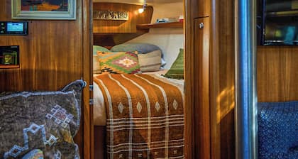 DIVINE YACHT OVERLOOKING SYDNEY HARBOUR