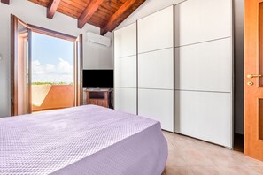 3 habitaciones, tabla de planchar con plancha, wifi y ropa de cama 