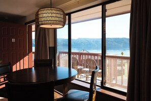 Íróasztal és laptophoz jól használható munkafelület