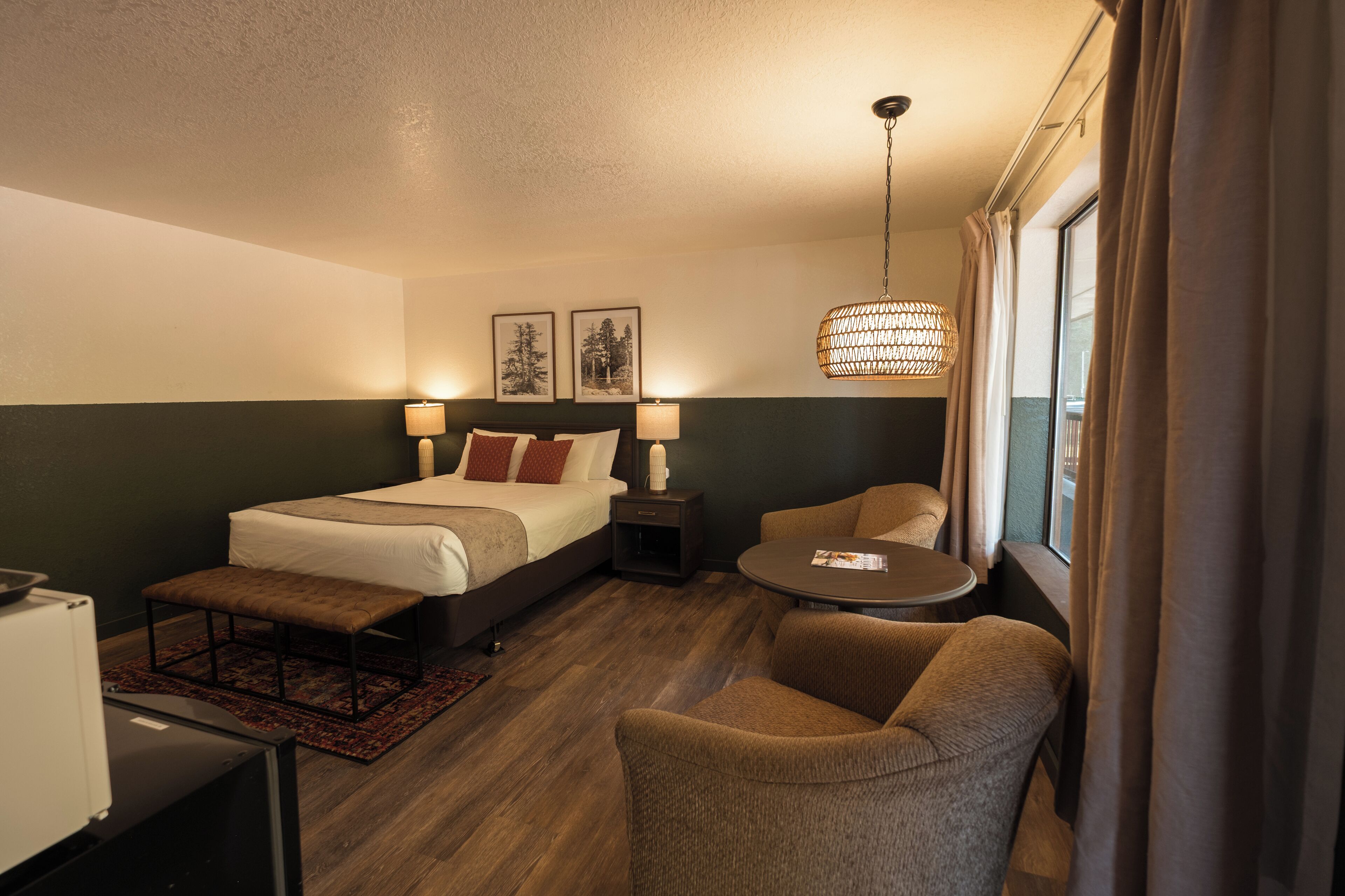 Escritorio y espacio para trabajar con laptop 