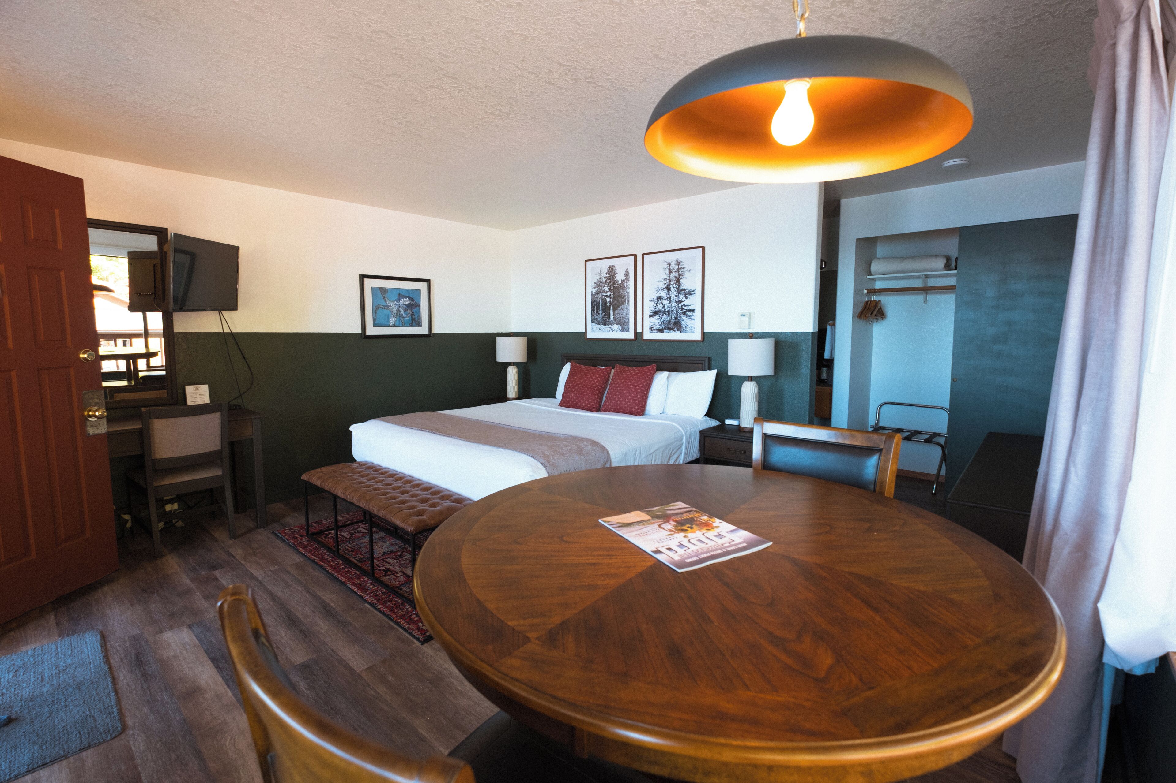 Escritorio y espacio para trabajar con laptop 