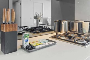Cafetera y tetera, refrigerador, microondas y horno 