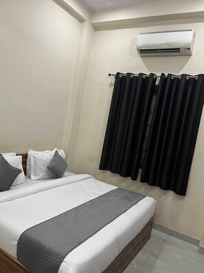 Deluxe Room, Garden View | Individually furnished, desk, laptop workspace, free WiFi - Hotel R.R. Palace By GRB (Amer)