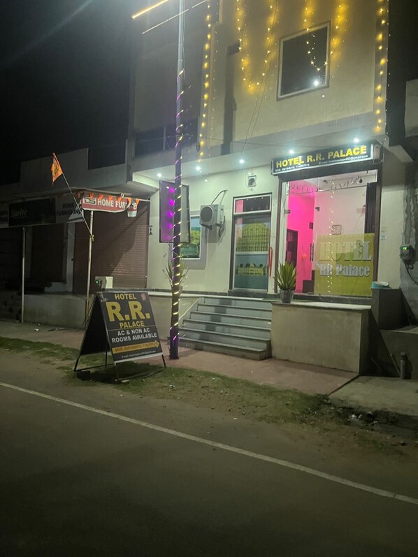 A hotel named R.R. Palace with a signboard advertising available rooms. - Hotel R.R. Palace By GRB (Amer)