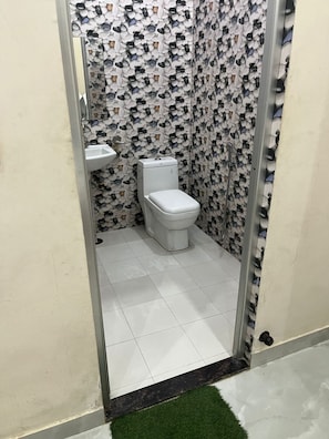 Deluxe Room, Garden View | Bathroom | Shower, free toiletries, towels, soap