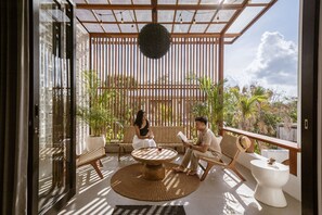 Villa, 2 habitaciones, vista a la alberca | Área de sala de estar | Televisión de 55 pulgadas con canales por cable