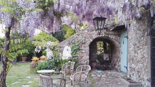Old farmhouse with romantic garden in medieval setting, near the 5Terre.