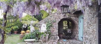 Old farmhouse with romantic garden in medieval setting, near the 5Terre.