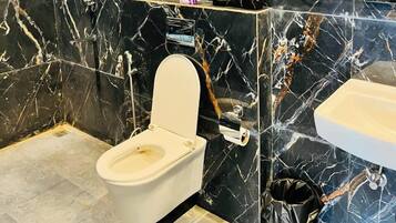 Exclusive Villa | Bathroom | Shower, towels