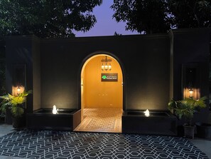 المنشأة من الخارج