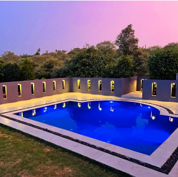 Una piscina al aire libre