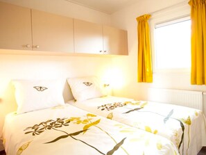 3 bedrooms, individually furnished - Cozy Chalet With Dishwasher on a Holiday Park (Velsen-Zuid)