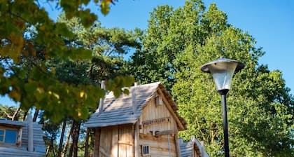 Chalet by Pond in Eindhoven Holiday Park