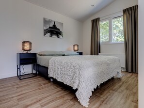 Chalet | 3 bedrooms, individually furnished, bed sheets - Chalet by Pond in Eindhoven Holiday Park (Veldhoven)