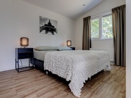 3 habitaciones, muebles diferentes y ropa de cama 
