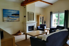 TV connectée, cheminée, table de tennis de table