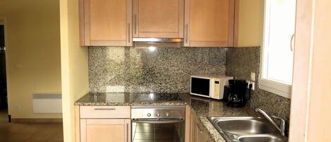 冷蔵庫、電子レンジ、オーブン、コンロ