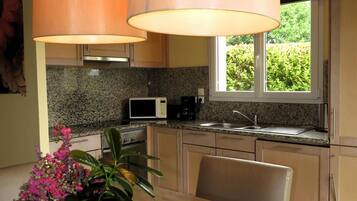 Frigorifero, microonde, forno, piano cottura