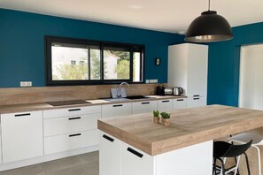 Fridge, microwave, oven, stovetop - Stylish Villa in Sainte-Valière (Sainte Valière)