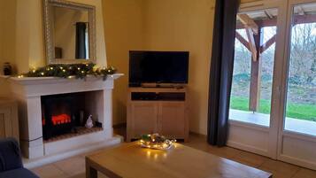 Smart-TV, Kamin, Tischtennisplatte