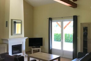 Fernseher, Kamin, Tischtennisplatte