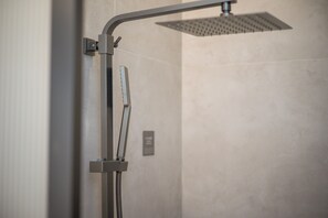 Shower, rainfall showerhead, free toiletries, hair dryer