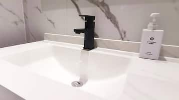 Duş, geniş duş başlığı, ücretsiz banyo/kozmetik ürünleri