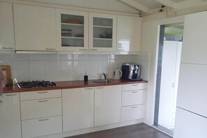 Jääkaappi, liesi, kahvin-/teenkeitin