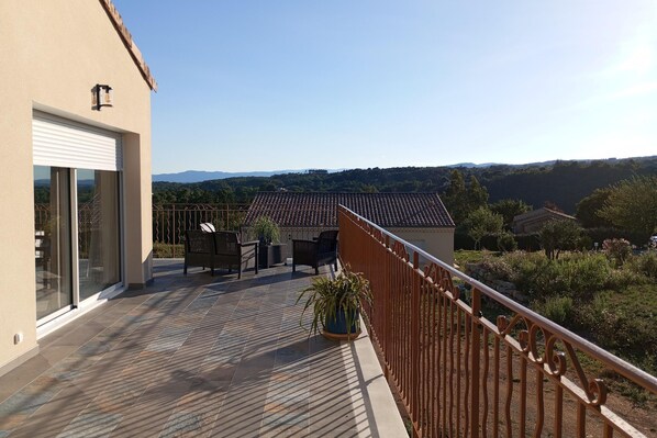 Terrace/patio - Villa des Figuiers surrounded by greenery (Largentière)