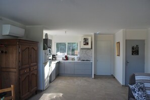 Interior - Villa des Figuiers surrounded by greenery (Largentière)