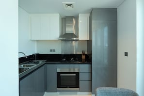 Deluxe studio, 1 tweepersoonsbed, balkon, uitzicht op stad | Privékeuken | Een koelkast, een magnetron, een oven, een kookplaat