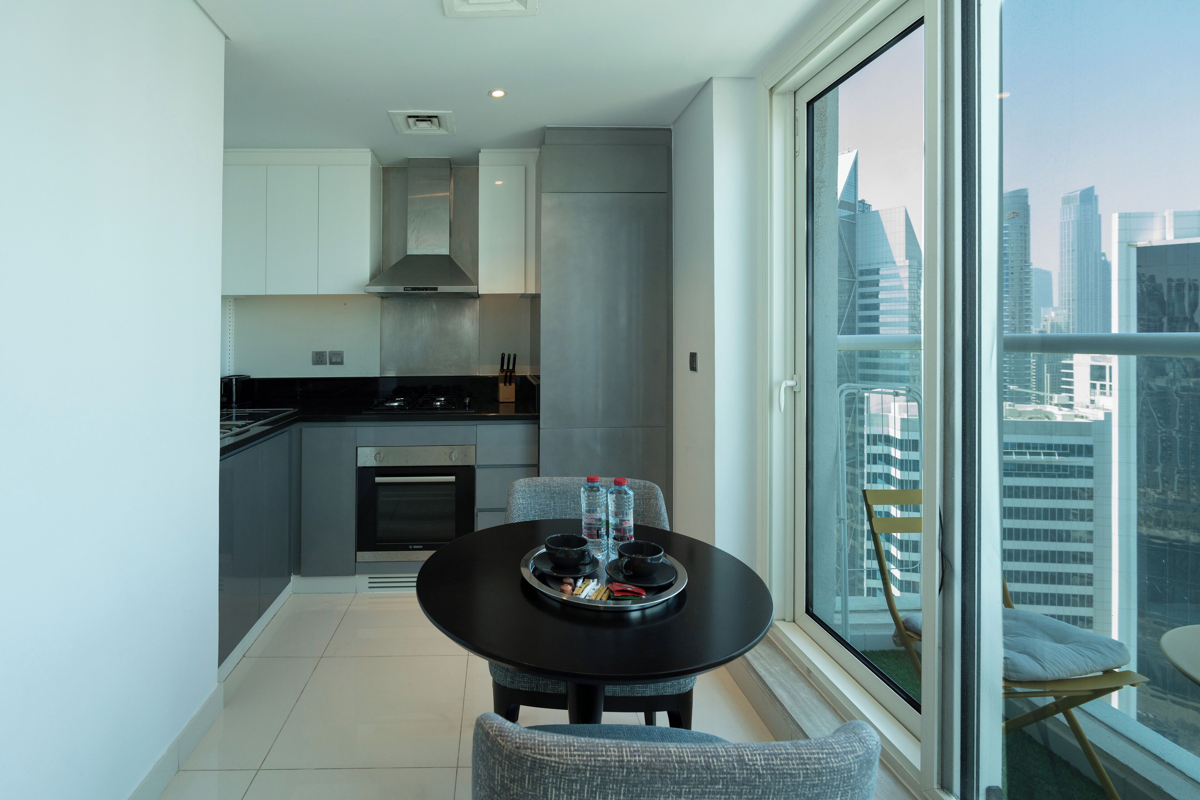 Estúdio luxo, 1 cama de casal, sacada, vista para a cidade | Cozinha privada | Geladeira, micro-ondas, fogão, cooktop