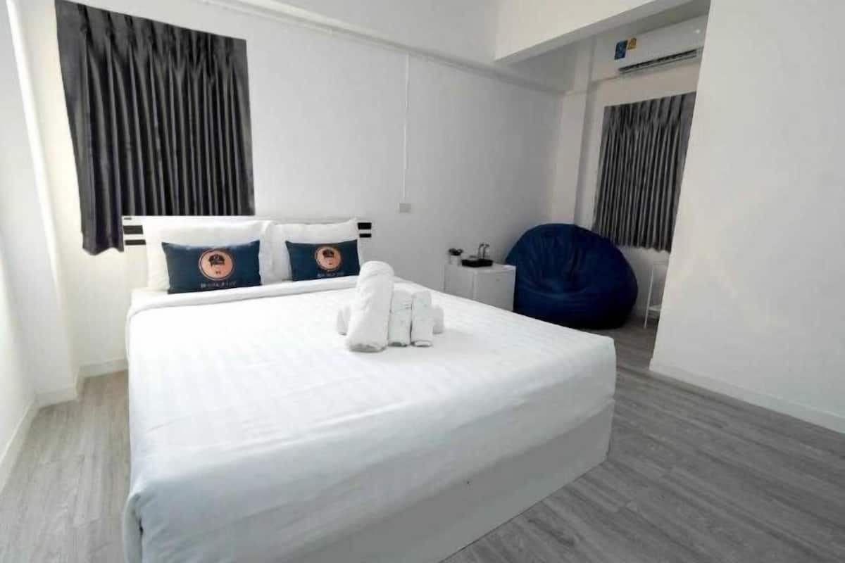 Desk, free WiFi, bed sheets