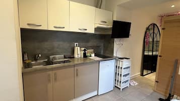 Kühlschrank, Mikrowelle, Wasserkocher mit Kaffee-/Teezubehör