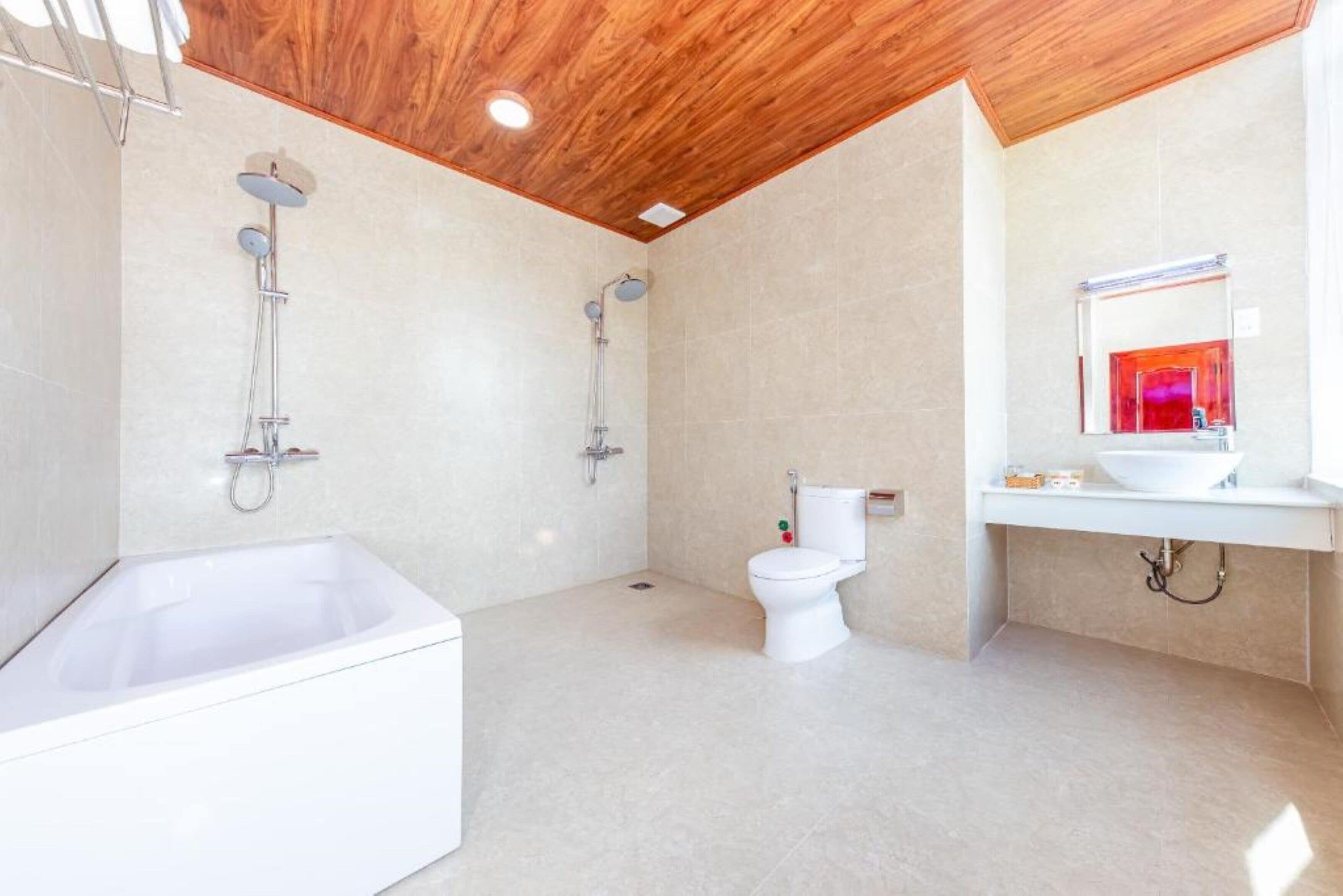 Deluxe Double Room | Bathroom | Hair dryer, slippers, towels