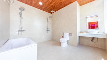 Deluxe Double Room | Bathroom | Hair dryer, slippers, towels