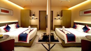 Standard Room | Peralatan tempat tidur premium, peti besi dalam bilik, meja