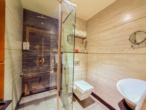 Habitació familiar | Bany | Dutxa, tovalloles, sabó i xampú 