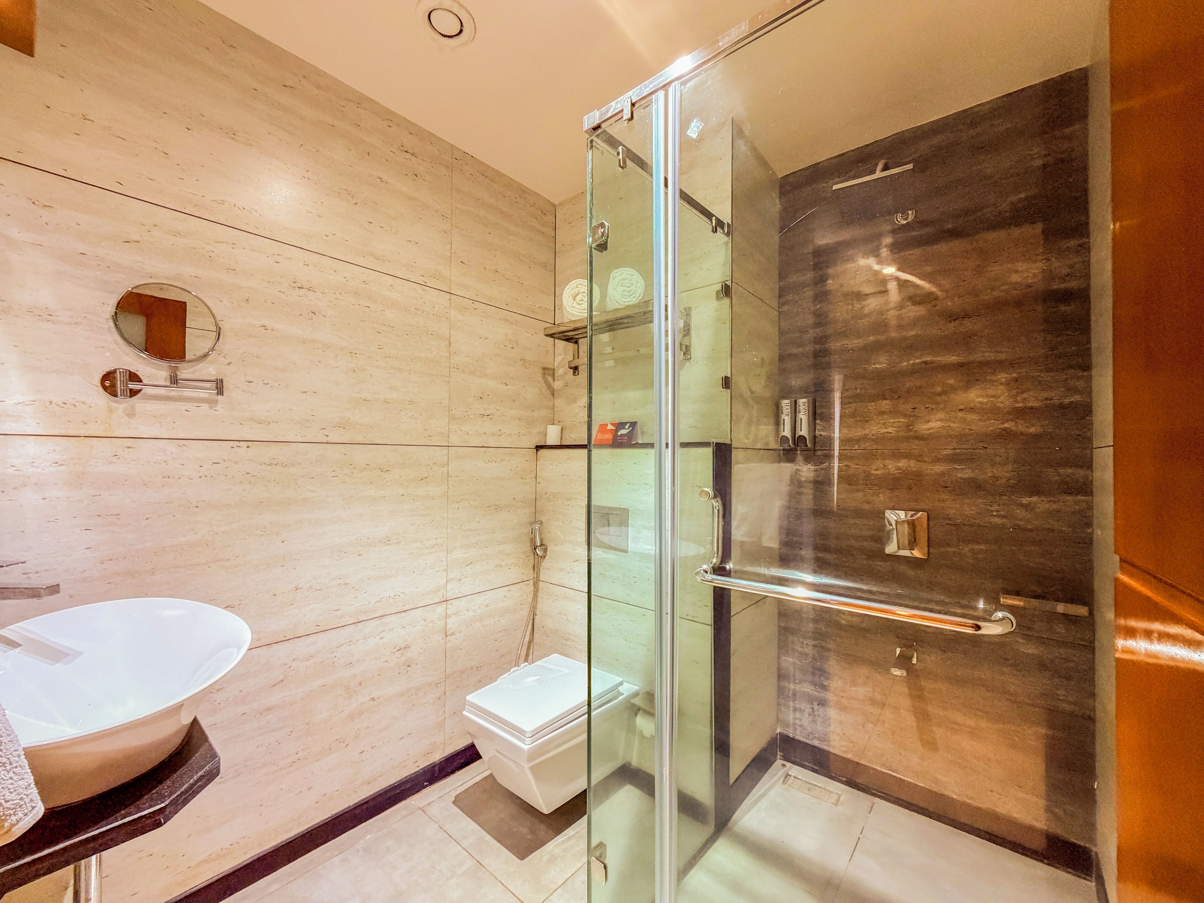 Junior Suite | Bathroom | Shower, towels, soap, shampoo