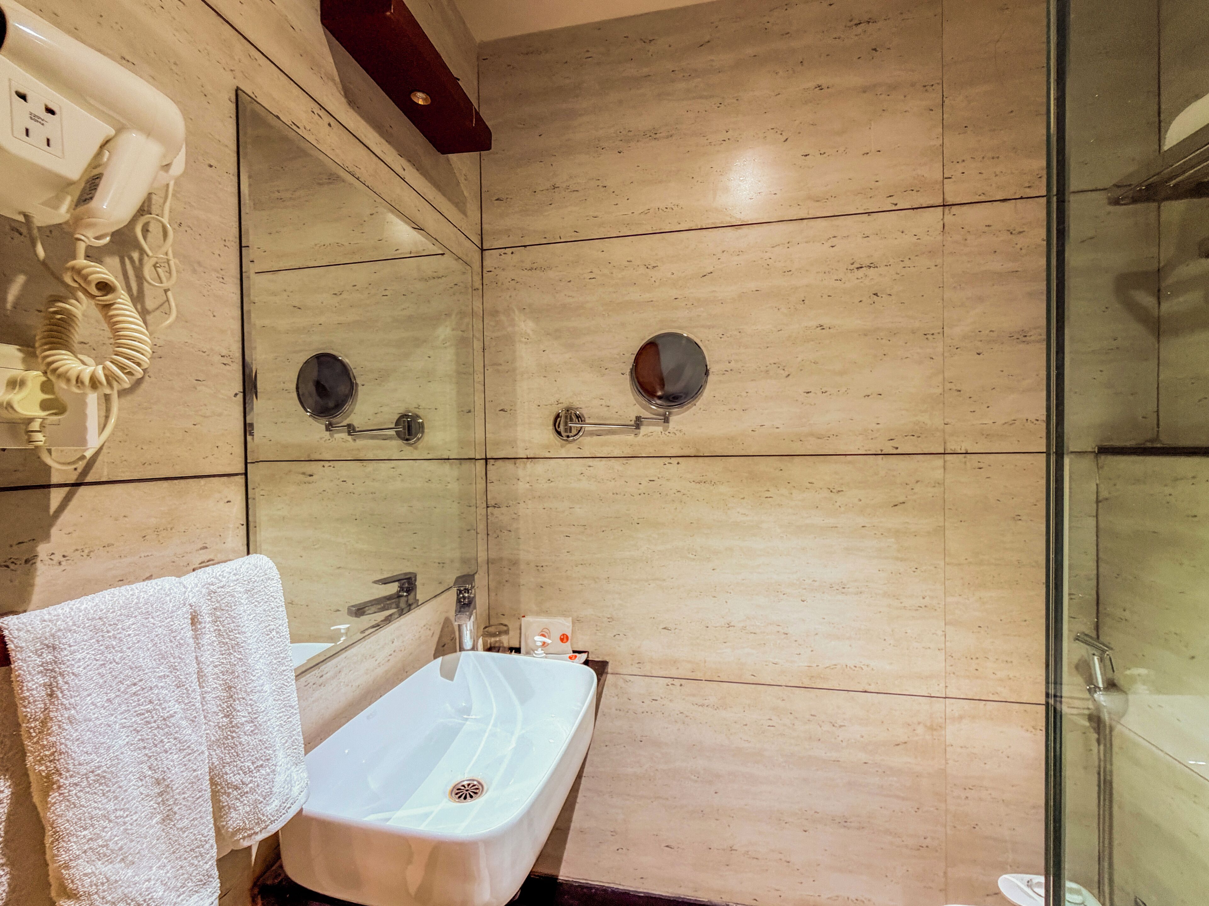 Superior-Zweibettzimmer | Badezimmer | Dusche, Handtücher, Seife, Shampoo