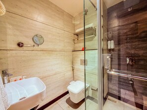 Chambre supérieure avec lits jumeaux | Salle de bain | Douche, serviettes fournies, savon, shampooing