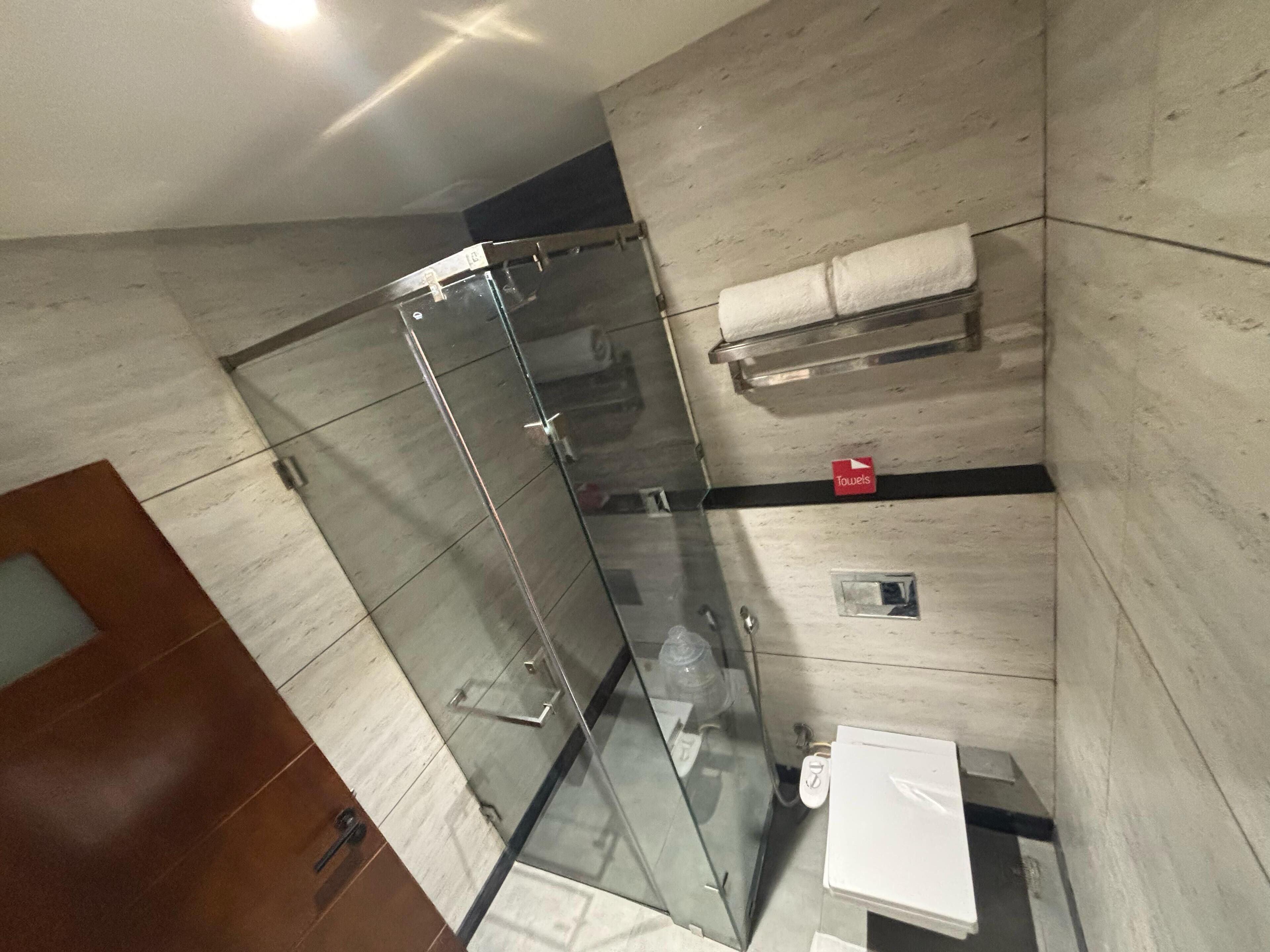 Regadera, toallas, jabón, shampoo 