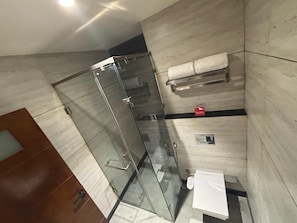 Shower, towels, soap, shampoo - Zip By Spree Hotels Ilkal (Hungund)