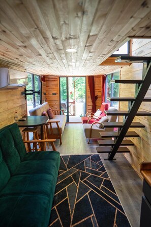 Perhehuone, järvinäköala | Oleskelualue | Televisio