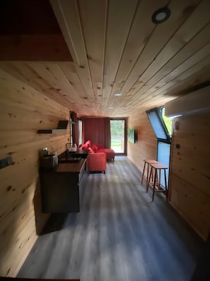 Quarto luxo, vista para o lago | Área de estar | TV