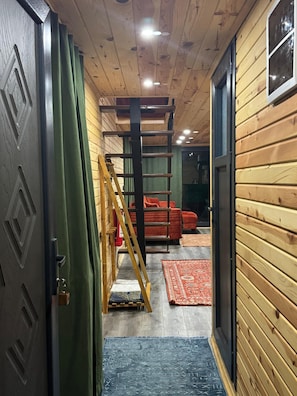 Quarto conforto, vista para o lago | Área de estar | TV