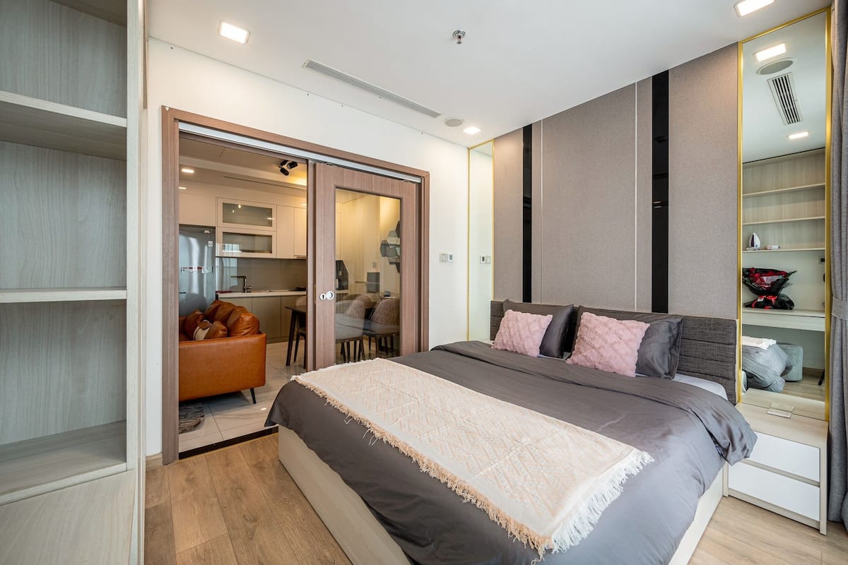 Deluxe Apartment, 1 Queen Bed, Kitchen, City View | Blackout curtains, soundproofing, iron/ironing board, free WiFi