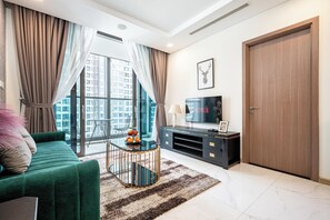 Family Apartment, 2 Bedrooms, Kitchen, City View | Living area