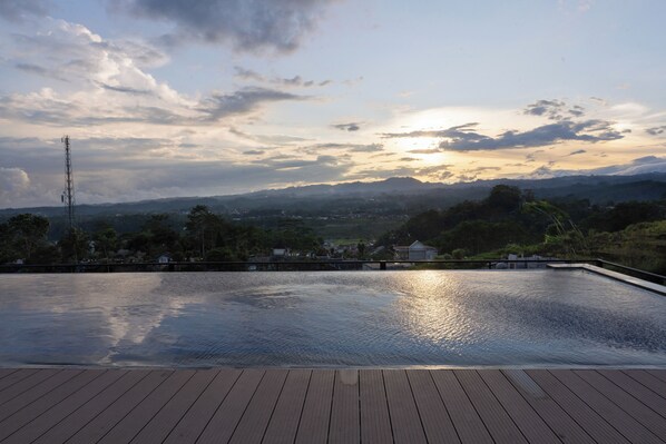 Outdoor pool - Eagle Hotel Wonosobo, Azana Hotels Collection (Wonosobo)