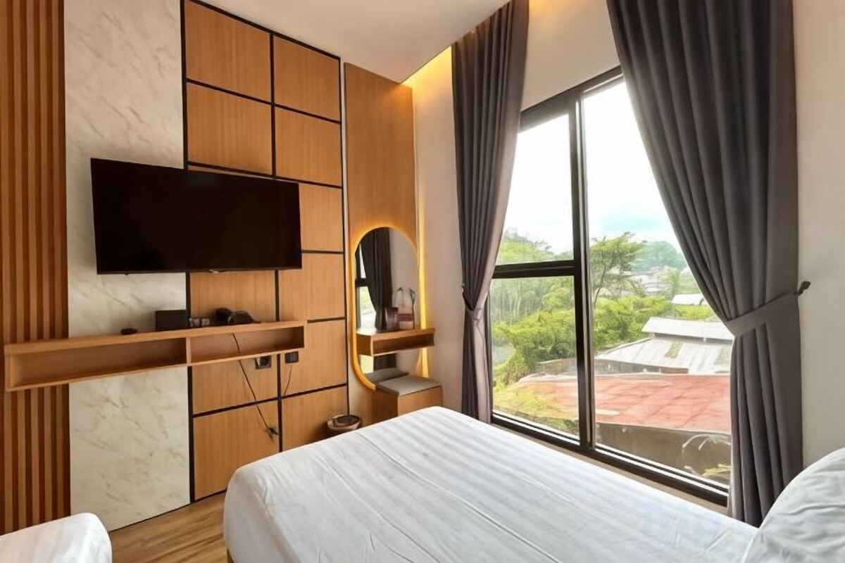 Desk, laptop workspace, WiFi (free), bed sheets